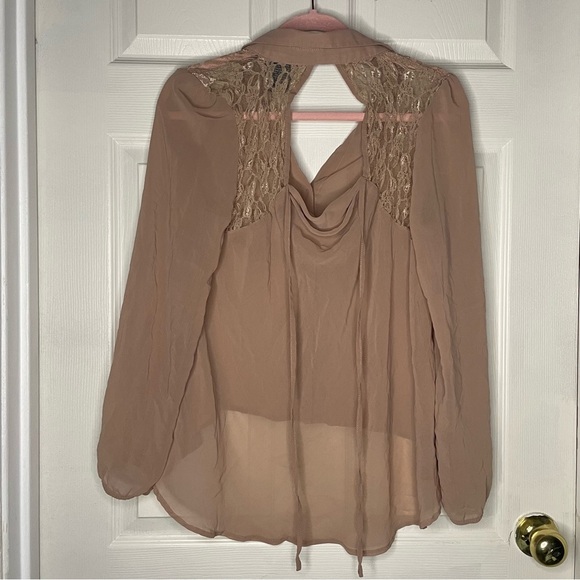 ⭐️(Large) Alexandra Bartlett nude collared button down blouse - Picture 5 of 5